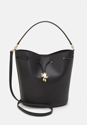 Sac seau en cuir noir avec une seule poignée supérieure, une bandoulière réglable, une fermeture par cordon et un charm logo RL doré.