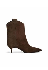 Bruine suède enkellaars met een spitse neus, slanke stilettohak en een tabdetail aan de achterkant. Glad textuur en minimalistisch ontwerp.