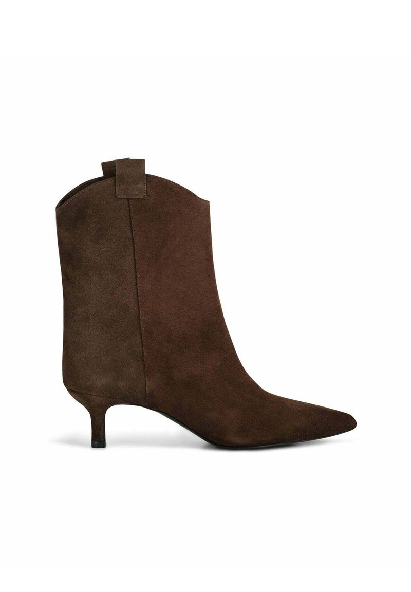 Bruine suède enkellaars met een spitse neus, slanke stilettohak en een tabdetail aan de achterkant. Glad textuur en minimalistisch ontwerp.