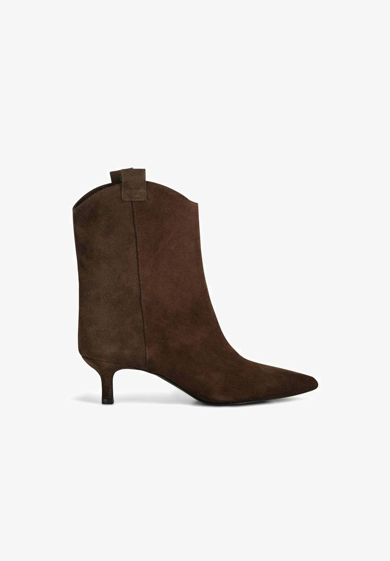Bruine suède enkellaars met een spitse neus, slanke stilettohak en een tabdetail aan de achterkant. Glad textuur en minimalistisch ontwerp.