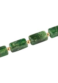 Naszyjnik z zielonych kamieni z koralikami w kształcie prostokątnym i wypolerowanym wykończeniem, przeplatany małymi złotymi dystansami.