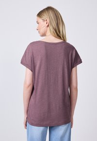Maglietta a maniche corte, dal taglio rilassato, in malva attenuato, realizzata in morbido misto cotone, con scollatura rotonda e finitura leggermente testurizzata.