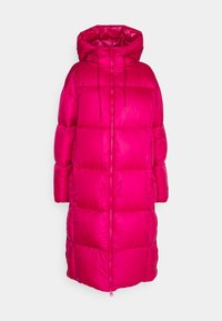 Abrigo acolchado hasta la rodilla en un vibrante color rosa, con capucha, cierre frontal con cremallera y puños elásticos. La tela tiene una textura suave y brillante con secciones acolchadas.