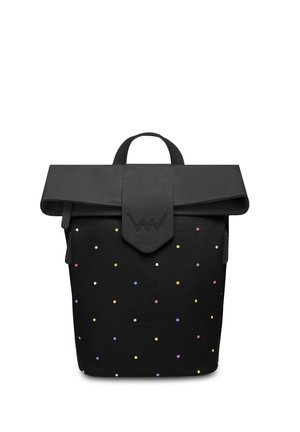 Černý batoh s přehnutým vrchem, zdobený barevnými puntíky. Vyroben z odolného materiálu, s výrazným logem na klopě.