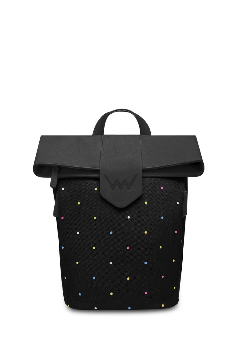 Černý batoh s přehnutým vrchem, zdobený barevnými puntíky. Vyroben z odolného materiálu, s výrazným logem na klopě.