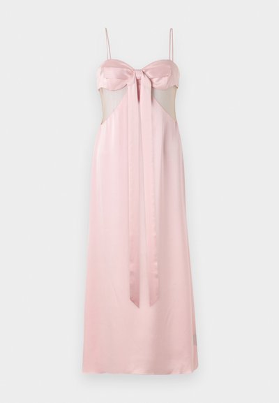 Vestido de satén rosa con tirantes finos, detalle de lazo en el busto y recortes laterales transparentes. Largo hasta el suelo con una textura suave.