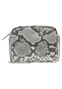 Szaro-biała torebka z wężowej skóry o prostokątnym kształcie, teksturowanej powierzchni, zamknięciu na zamek błyskawiczny i odpinanym łańcuszku.