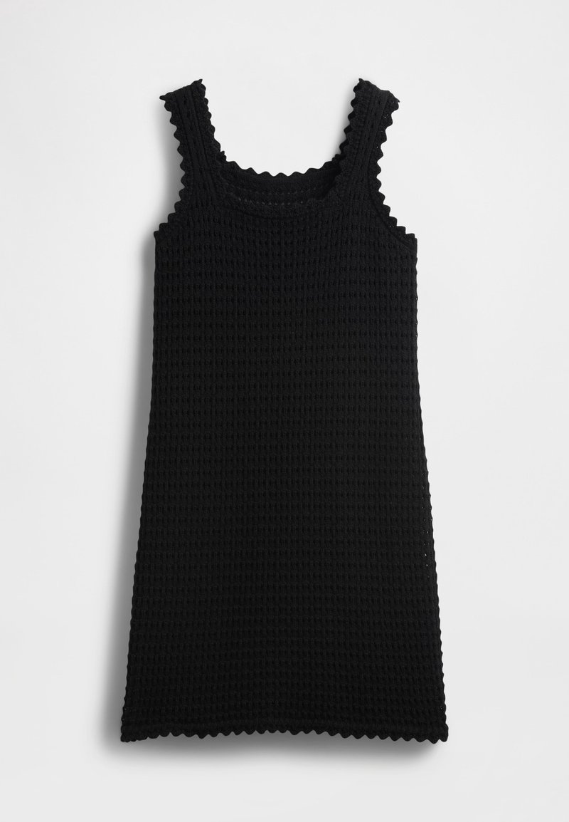 Robe noire sans manches en tricot avec des bords festonnés le long des bretelles, de l'encolure et de l'ourlet, sur fond blanc.