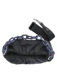 Czarna torba wykonana z tkaniny, z teksturowanym, marszczonym wzorem. Posiada niebieski łańcuszek oraz regulowany czarny pasek z srebrnym zapięciem.