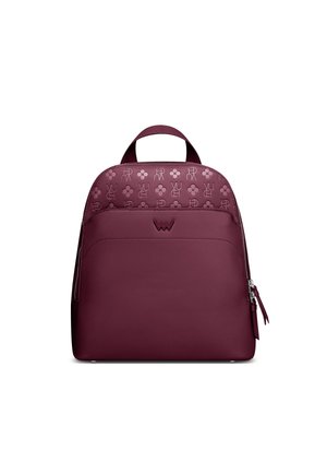 Burgundská kožená batoh s vyraženými květinovými a logo vzory na horním panelu, zipovým uzávěrem a přední kapsou s elegantním designem.