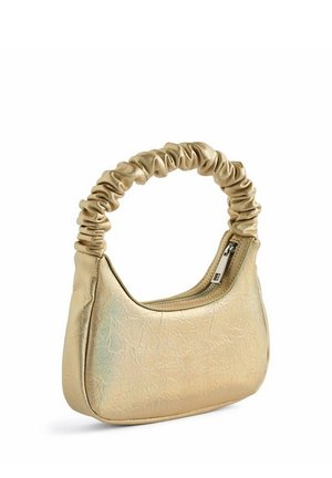 Petit sac à main doré avec une anse froncée et une fermeture éclair sur le dessus, avec une finition brillante et texturée.