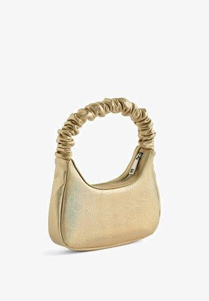Petit sac à main doré avec une anse froncée et une fermeture éclair sur le dessus, avec une finition brillante et texturée.