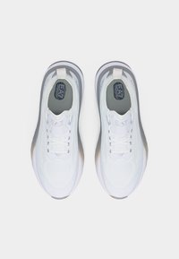 Λευκά αθλητικά παπούτσια EA7 με κορδόνια, εσωτερική επένδυση από πλέγμα και σόλες με γκρι βαθμιαία μετάβαση, σε θέα από πάνω πάνω σε ουδέτερο φόντο.