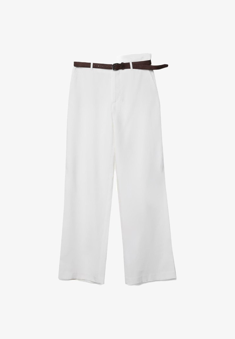 Hvide bukser med vide ben og et mørkebrunt læderbælte trækket gennem bæltestropperne, vist på en ensfarvet baggrund.