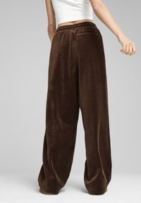 Puma OVERSIZED TRACK  - Træningsbukser - espresso brown