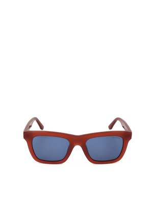 Occhiali da sole rettangolari con montatura opaca rosso marrone e lenti blu scuro, mostrati frontalmente su sfondo bianco.