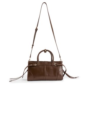 Sac à main en cuir brun de forme rectangulaire, avec deux poignées supérieures, une bandoulière ajustable et des franges décoratives sur les côtés.