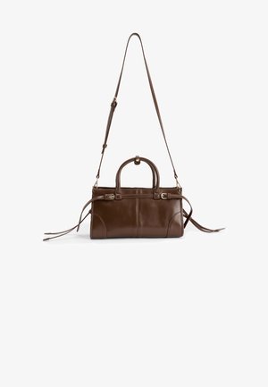 Bruine leren handtas met een rechthoekige vorm, voorzien van dubbele handvatten, een verstelbare schouderriem en decoratieve zijtassels.