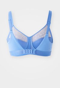 Blå bh laget av glatt stoff med mesh-detaljer, justerbare stropper og en krok-og-øyelås bak.