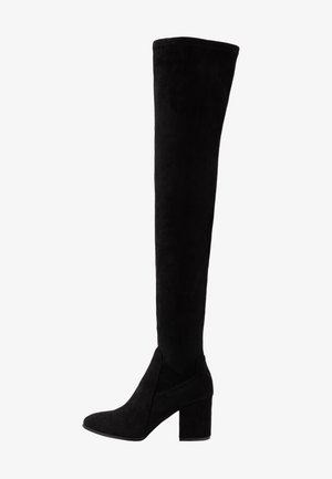 Botas pretas acima do joelho feitas de camurça macia, apresentando um salto alto robusto e um design elegante e justo com bico arredondado.
