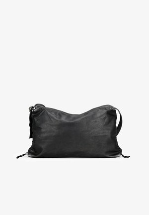 Bolso de cuero negro con una textura suave, forma blanda y correa ajustable. Presenta lados fruncidos y un cierre de cordón en la parte inferior.