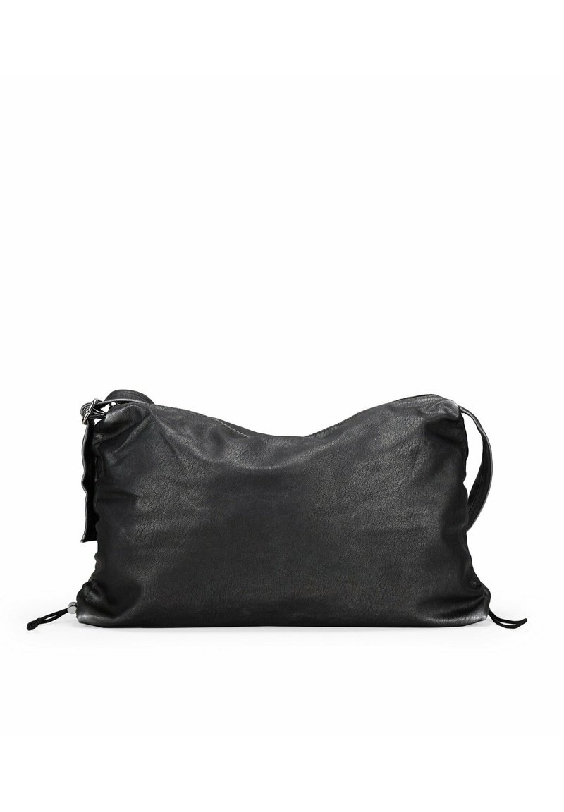 Bolso de cuero negro con una textura suave, forma blanda y correa ajustable. Presenta lados fruncidos y un cierre de cordón en la parte inferior.
