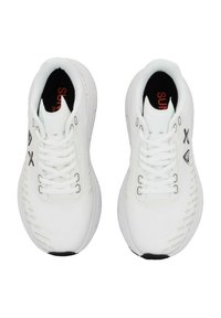 Scarpe sportive bianche con tomaia a trama, chiusura con lacci e accenti neri. Dotate di un colletto imbottito e di una suola ammortizzata per il comfort.