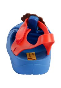 Sandalo chiuso blu con cinturino rosso e dettaglio decorativo marrone, realizzato in materiale plastico flessibile, con suola testurizzata e chiusura regolabile.