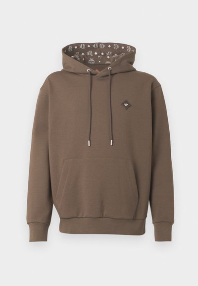 Brązowa bluza z kapturem, z kieszenią kangurzą, kapturem ze sznurkiem i wzorzystą podszewką. Posiada małe logo w kształcie diamentu na klatce piersiowej.