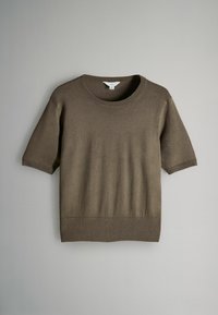 Maglione a maniche corte marrone in maglia con colletto, polsini e orlo a coste, mostrato disteso su uno sfondo grigio uniforme.