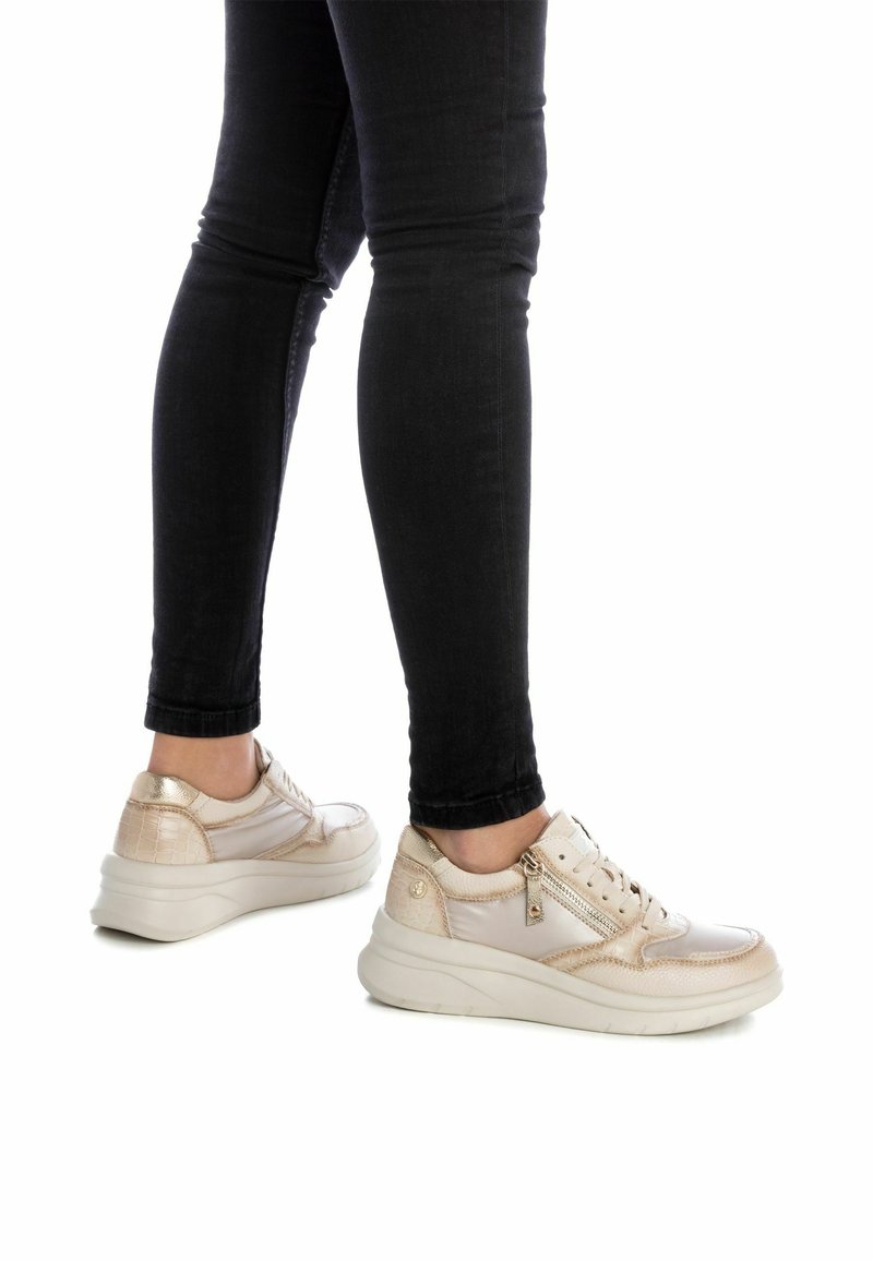 XTI Baskets basses - beige