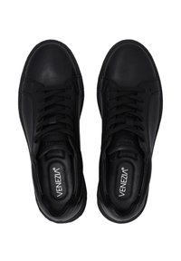 Černé kožené tenisky s hladkou texturou, zaoblenou špičkou, šněrovacím designem a značkovými stélkami. Jednoduché, ploché podrážky.