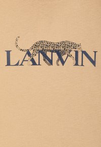 Pískové bavlněné tričko s černou a šedou leopardí grafikou nad nápisem "LANVIN" velkými modrými písmeny.