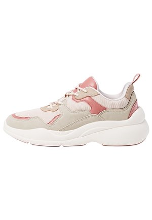 Lysebeige og lyserød atletiksneaker med mesh- og ruskindspaneler, tyk hvid sål og trækstrop ved hælen.