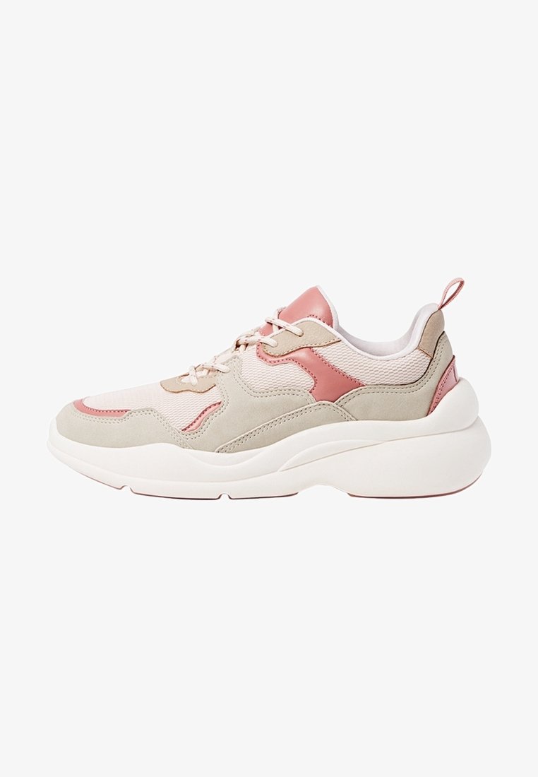 Baskets athlétiques beige clair et rose avec des panneaux en mesh et en daim, semelle blanche épaisse et languette de talon.