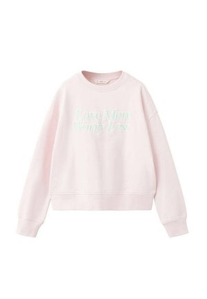 Svetloružová mikina s okrúhlym výstrihom a dlhými rukávmi, na prednej strane s nápisom „Love More Worry Less“ svetlým textom.