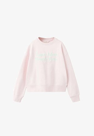 Hellrosa Sweatshirt mit Rundhalsausschnitt und langen Ärmeln, mit dem Schriftzug "Love More Worry Less" in hellen Buchstaben auf der Vorderseite.