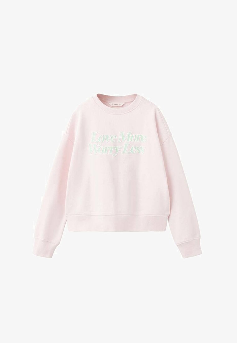 Svetloružová mikina s okrúhlym výstrihom a dlhými rukávmi, na prednej strane s nápisom „Love More Worry Less“ svetlým textom.