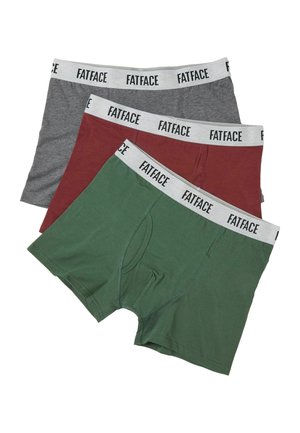 Drei Paar Herren-Boxershorts in Grau, Rot und Grün mit weißen Taillenbändern, die das „FATFACE“-Logo in Schwarz tragen.