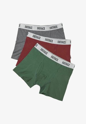 Drei Paar Herren-Boxershorts in Grau, Rot und Grün mit weißen Taillenbändern, die das „FATFACE“-Logo in Schwarz tragen.