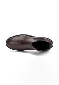 Botín de cuero burdeos con paneles laterales elásticos, textura suave, puntera redonda y detalles de costura sutiles; suela de goma negra.