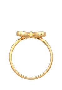 Guldring med et delt bånddesign og en bueformet accent øverst, prydet med en enkelt klar ædelsten i midten.