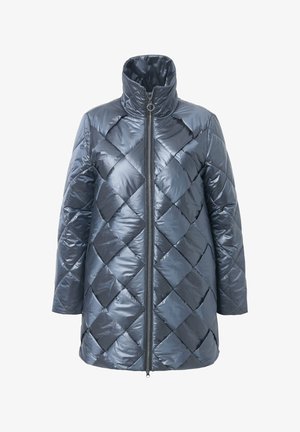 Kurtka puchowa o średniej długości, pikowana, w ciemnoszarym kolorze, z wysokim kołnierzem, diagonalnym wzorem przeszyć oraz przednim zamkiem błyskawicznym z okrągłym uchwytem.