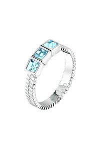 Anello in argento con tre pietre rettangolari di acquamarina, design della fascia attorcigliata e marchio inciso sulla superficie interna.