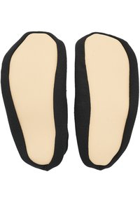Tălpi de pantof din material textil negru, cu o bază netedă bej și margini texturate. Au o formă ovală concepută pentru confort și potrivire.