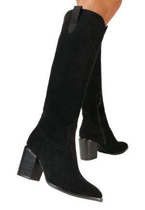 Des bottes hautes en cuir suédé noir, à bout pointu, fermeture éclair sur le côté et talon carré. Présente un accent en boucle en haut. Surface texturée.