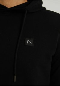CHASIN' Jersey con capucha - black