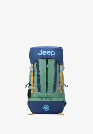 Mochila hecha de un tejido duradero en verde y azul marino. Cuenta con un gran compartimento con cremallera, correas ajustables y acentos de logo.