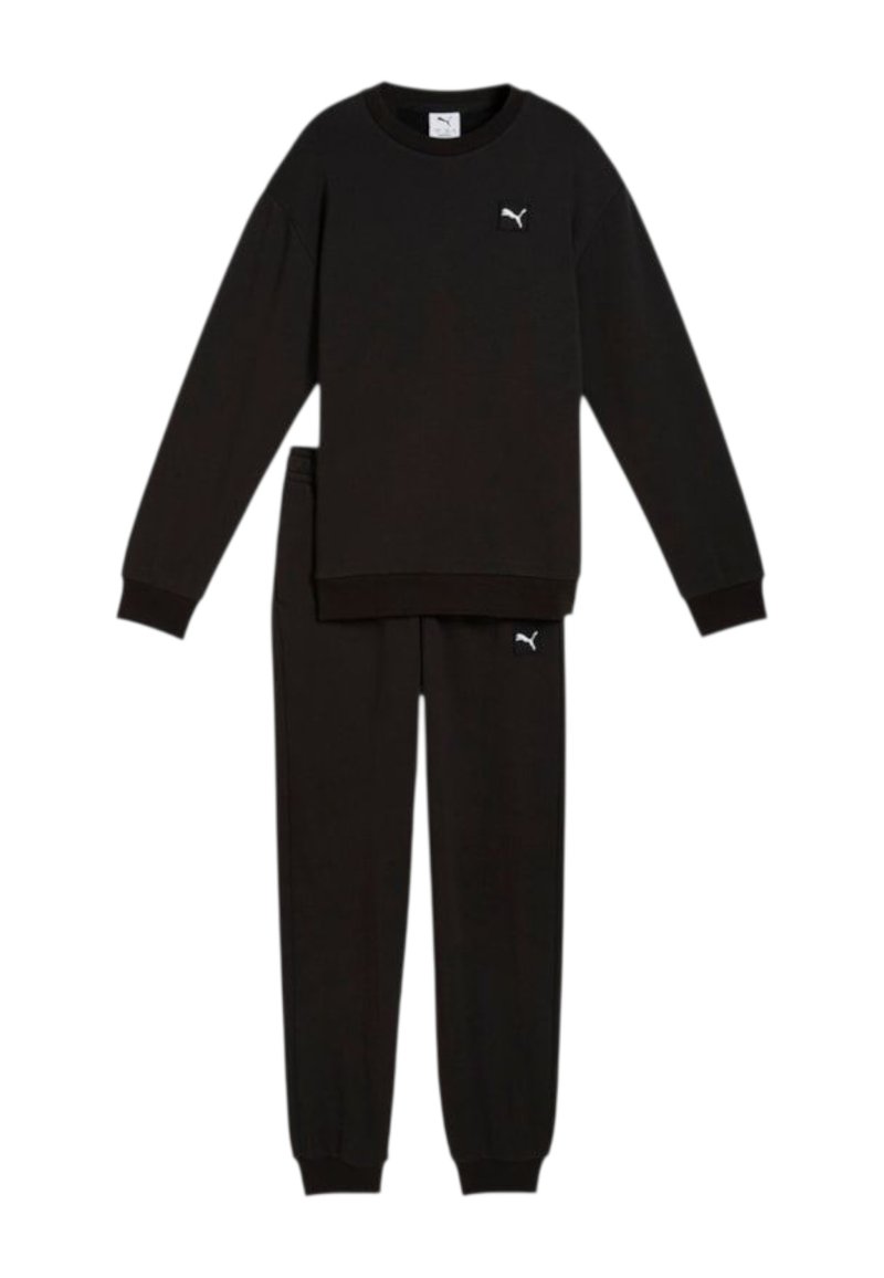 Completo di felpa e pantaloni jogger nero realizzato in morbido tessuto. La felpa ha un collo rotondo e polsini a costine; i pantaloni jogger presentano una cintura elastica e polsini alle caviglie.
