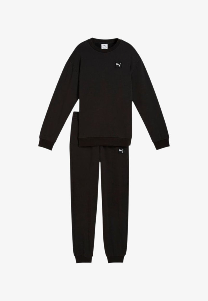 Completo di felpa e pantaloni jogger nero realizzato in morbido tessuto. La felpa ha un collo rotondo e polsini a costine; i pantaloni jogger presentano una cintura elastica e polsini alle caviglie.